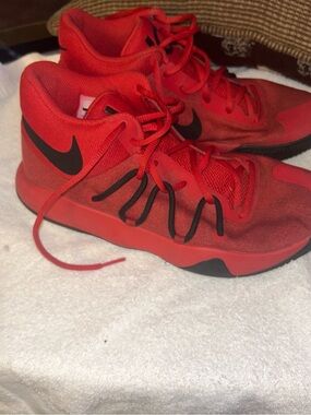 Nike Red Low-Top Basketball Shoes with Black Accents